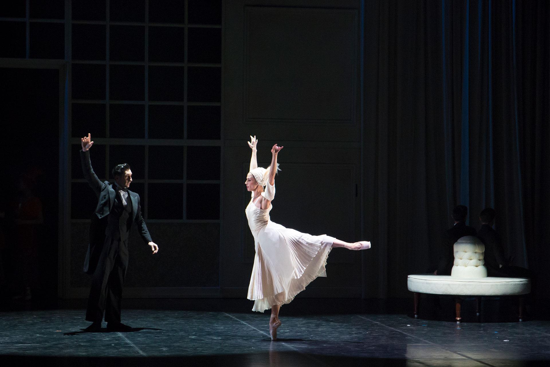 The emotionally frustrated Odilia confides in Anthony's best-friend, Simon