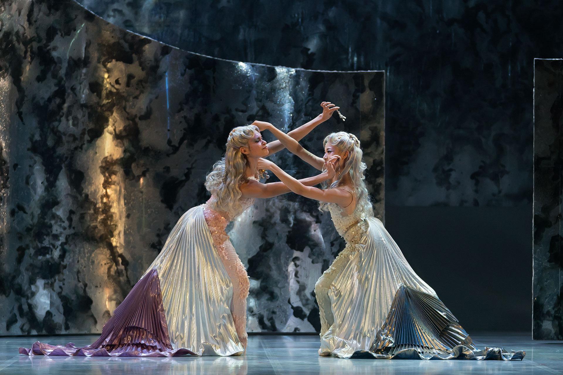 Erina and Evelina play on the seabead