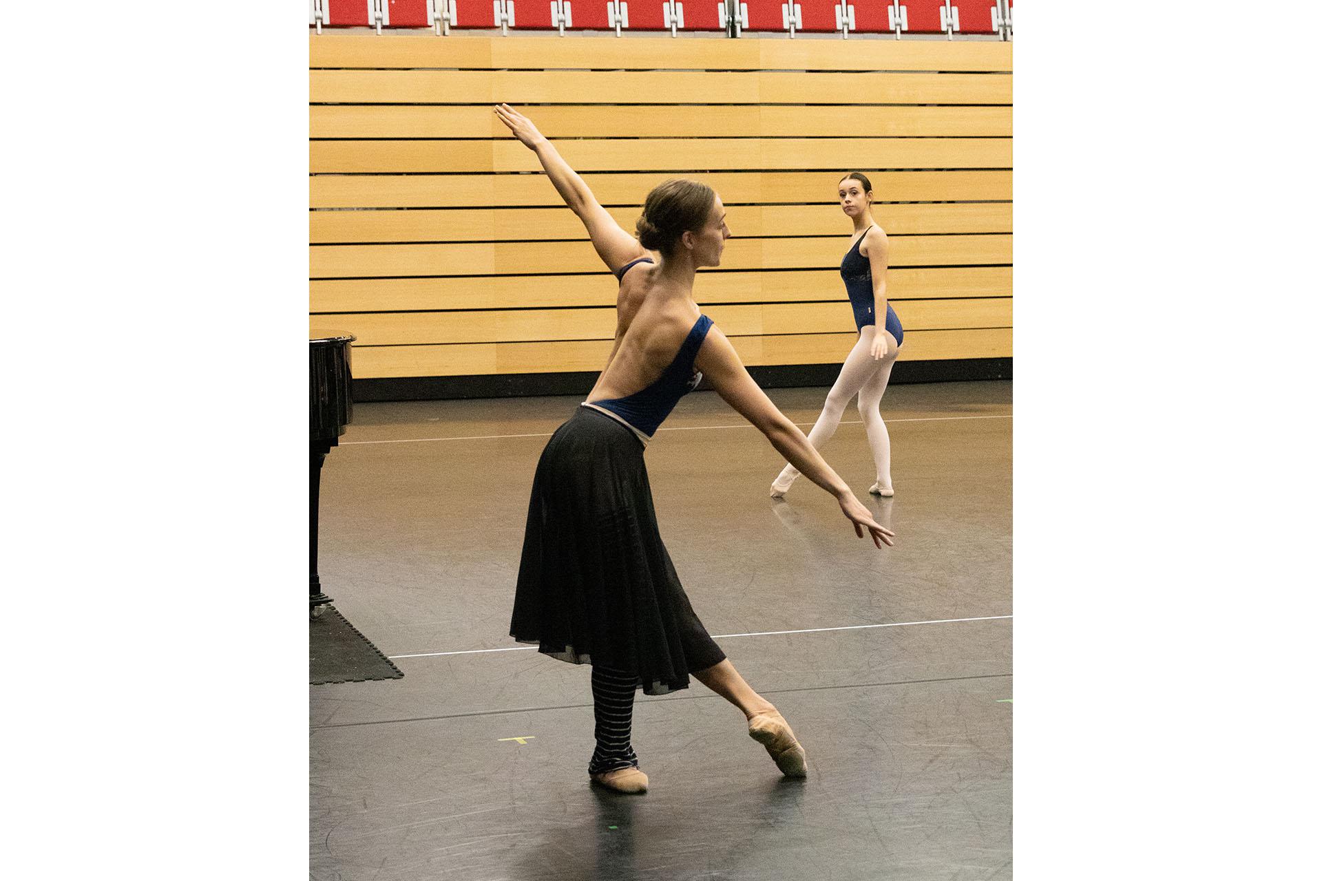 Dancer demonstrating a ballet pose in a masterclass