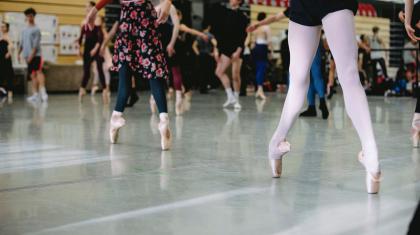 Dancers en pointe in company class